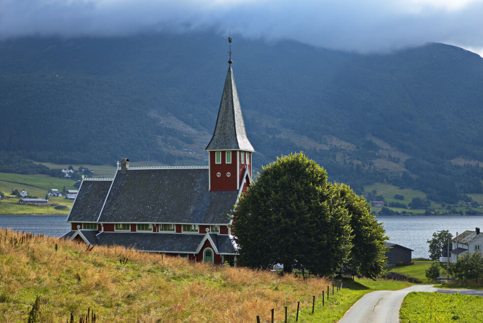 Trenger vi både vekkelse og liturgi? Det mener innsenderen. Bilde av Rødven kyrkje i Rauma, Møre og Romsdal.
 Foto: Illustrasjsjonsfoto: iStock