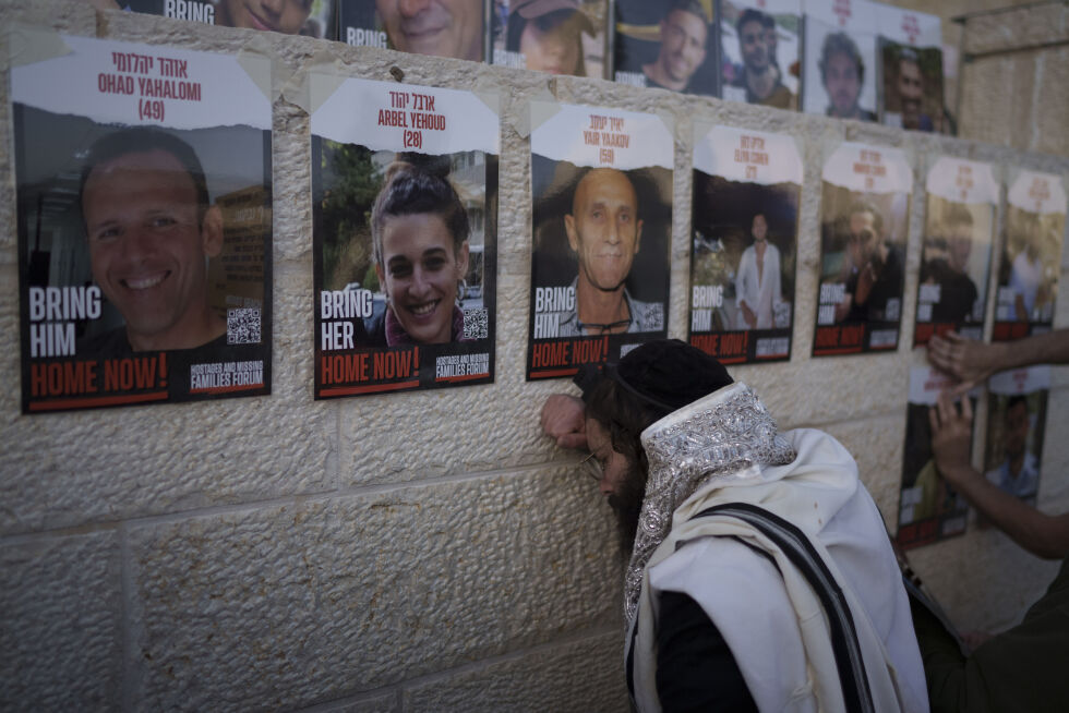 Klagemuren i Jerusalem: Jøde i bønn ved for de israelske gislene som holdes fanget av palestinske terrorister på Gazastripen. 1200 israeler ble slaktet 7. oktober. Barn ble brent og kvinner ble voldtatt. 250 ble tatt som gisler.
 Foto: AP Photo/Leo Correa/NTB.