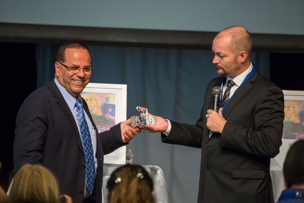 Gave: Statsråd Ayoob Kara fra Israel fikk en gave fra PDK-leder Erik Selle etter sin tale.
 Foto: Jostein Skevik