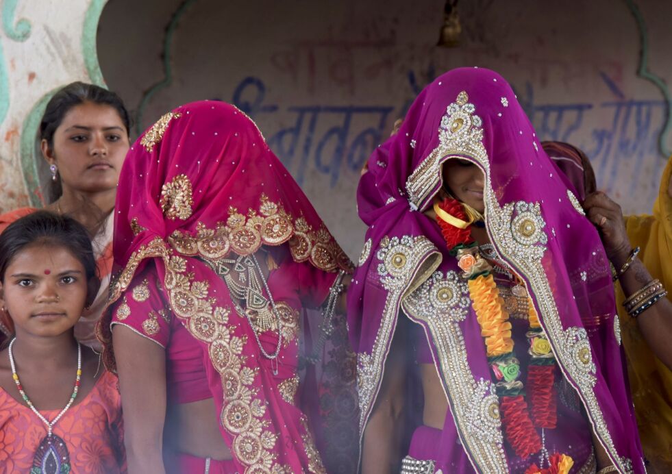 En barnebrud (t.h.) under et bryllup i et hindutempel i den indiske delstaten Madhya Pradesh. Bildet ble tatt i april i fjor. Foto: Prakash Hatvalne / AP / NTB scanpix