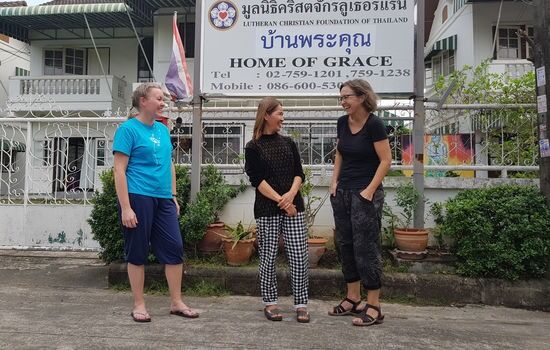 HOME OF GRACE: Nådehjemmet har i 30 år arbeidet med enslige gravide kvinner i Thailand. Hjemmet drives av Den Evangeliske Lutherske kirken i Thailand i samarbeid med NMS. Fra venstre står sykepleier Elisabeth Follesøy Solås, leder Chanarat Oiwan og diakoniarbeider og NMS-misjonær Anne Storstein Haug. FOTO: Markus Plementas