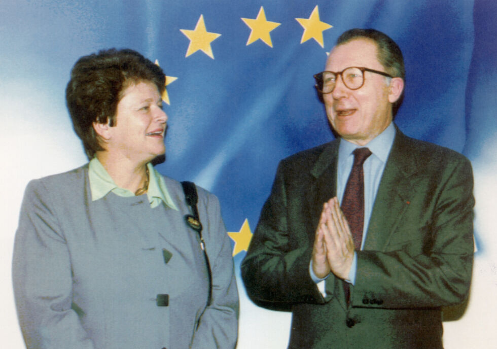 Brüssel 1992: Jaques Delores sammen med statsminister Gro Harlem Brundtland etter å ha levert Norges søknad for å bli medlem i EU.
 Foto: AP