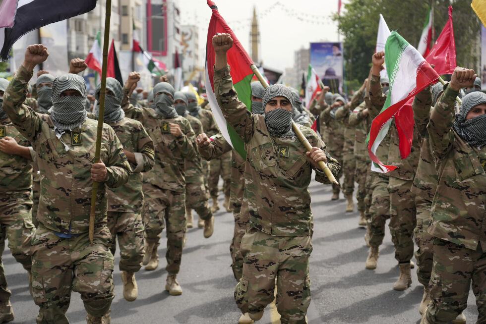Medlemmer av den paramilitære gruppen Basij marsjerer i Teheran under den årlige pro-palestinske Al-Quds-markeringen. Iran anerkjenner ikke Israel og støtter Hamas og Hizbollah, med våpen og trening. Pannebånd viser støtte til den iranske øverste lederen Ayatollah Ali Khamenei. Illustrasjonsbilde.