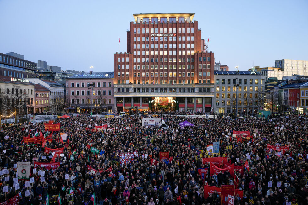 8. mars: En gruppe jødiske kvinner og deres støttepartnere ble med bøllete virkemidler fysisk hindret fra å delta i demonstrasjonstoget i Oslo.
 Foto: NTB