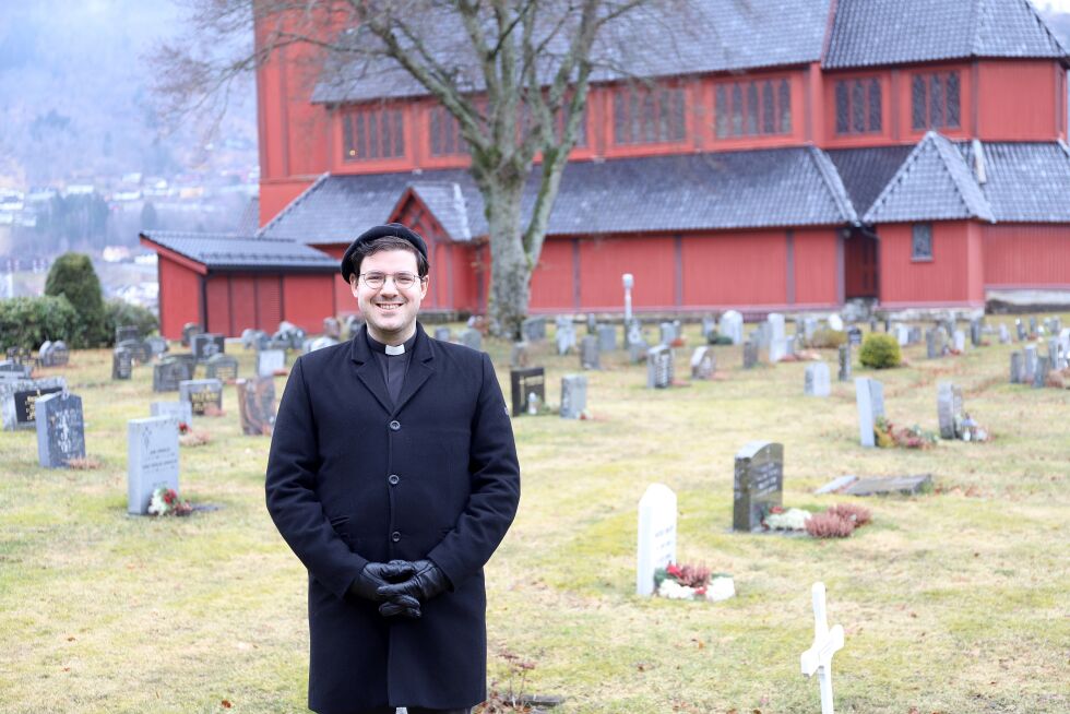 SLUTTER: Mikael Bruun har vært ansatt som sokneprest i Stedje og Fjærland, siden august 2019. For kort tid siden ble det klart at han fratrer stillingen som prest. Årsakene er alle reaksjonene som har kommet i forhold til han ikke ønsker å delta i liturgisk felleskap med kvinnelige prester.
 Foto: Privat