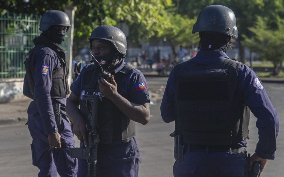 Tungt bevæpnet politiet i Haiti, der flere amerikanske misjonærfamilier, med til sammen 17. personer, er bortført av en kriminell gjeng. Nå krever gjengen én million dollar i løpepenger for hver av de amerikanske statsborgerne de holder fanget.
 Foto: Joseph Odelyn / NTB / AP