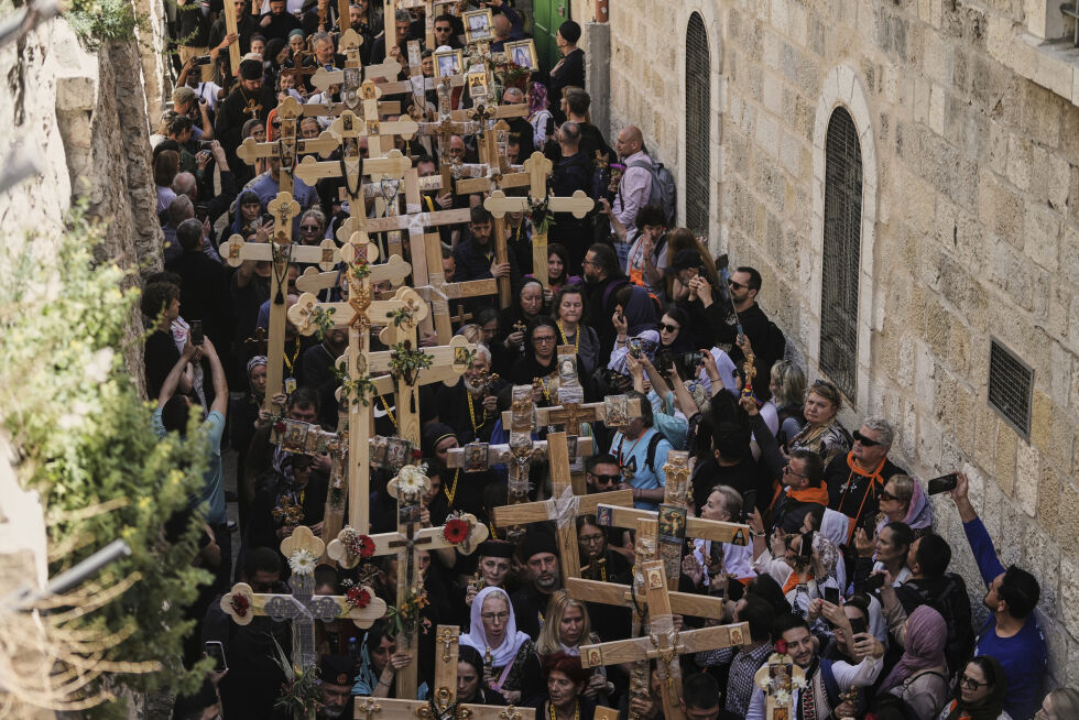 Kristne pilegrimer bærer kors på den tradisjonelle korsvandringen i Jerusalem langfredag.
 Foto: Mahmoud Illean / AP / NTB