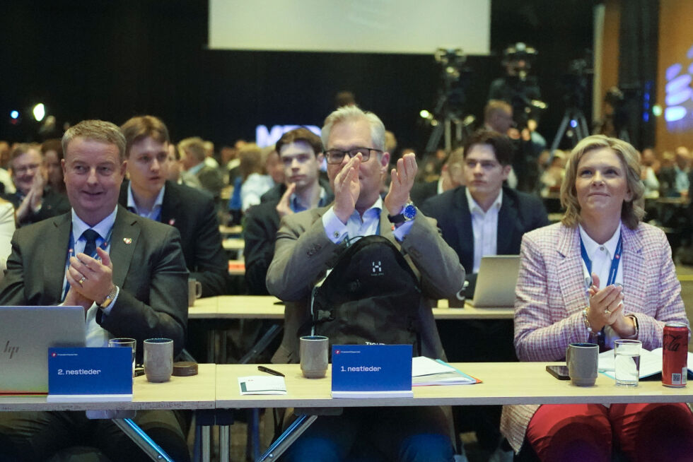 Partileder Sylvi Listhaug, Hans Andreas Limi og Terje Søviknes på landsmøtet til Fremskrittspartiet i fjor. Foran årets landsmøte foreslår valgkomiteen gjenvalg av begge de to nestlederne.
 Foto: Terje Pedersen / NTB