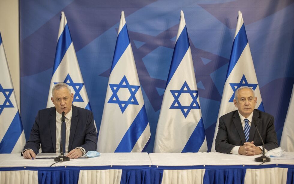 Forsvarsminister Benny Gantz og statsminister Benjamin Natanyahu snakker om situasjonen i nord på en pressekonferanse.
 Foto: Tal Shahar / NTB Scanpix