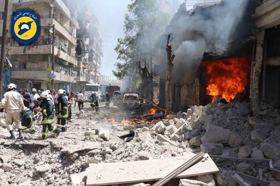 Brann i en gate i den syriske byen Aleppo etter bombeangrep.
 Foto: AP / Scanpix