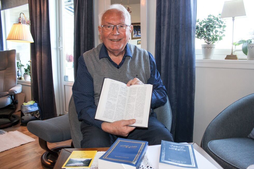 GIVENDE PENSJONISTINTERESSE: Arnfinn Holten har siden 2006 vært engasjert som administrasjonssekretær, samme året som han gikk inn i pensjonistenes rekker. Han har Bibelen på mange språk.
 Foto: Eli Bondlid