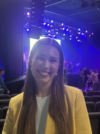 Sofie Fjellvang med venner på Sarons Dal arena