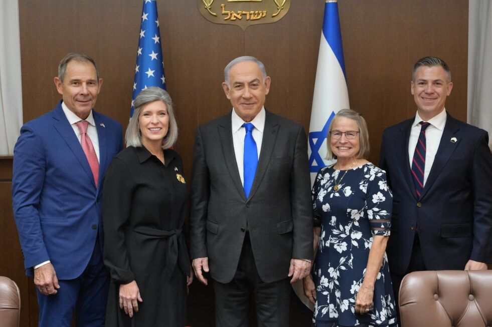 Statsminister Benjamin Netanyahu tok imot republikanske folkevalgte på sitt kontor i Jerusalem mandag. Fra v.: Representant John Curtis, senator Joni Ernst, statsminister Netanyahu, representant Mariannette Miller-Meeks og representant Jim Banks.
 Foto: Amos Ben-Gershom (GPO)
