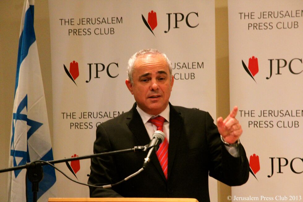 ENERGIMINISTER: Yuval Steinitz går langt i antyde at det er hold i rapportene om gryende kontakt mellom Israel og arabiske land som Saudi-Arabia. Foto: Jerusalem Press Club / Flickr.com / CC
