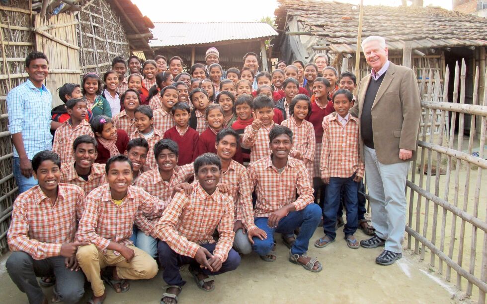 I mange år reiste Torolf Karlsen til India og Nepal. Spesielt lå barna til Dalitene eller de kasteløse fattige i det nordlige India, i delstaten Bihar på hjertet til han og kona Inger.