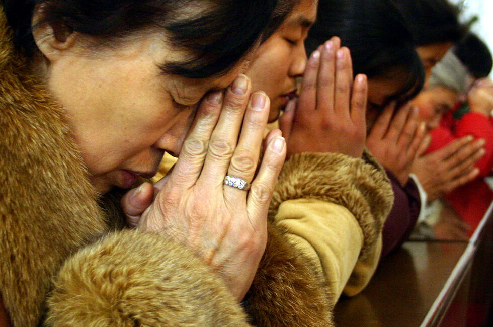 Kinesiske kristne i bønn. Flere titall, om ikke hundretalls, av millioner kinesere er kommet til tro på Evangeliet de siste tiårene.
 Foto: AP Photo/Str/NTB.
