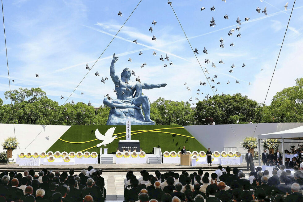Fredsduer fløy over fredsstatuen under seremonien i Nagasaki fredag, som markerte at det er 79 år siden atombombeangrepet mot byen.
 Foto: Japan Pool / Kyodo News / AP / NTB