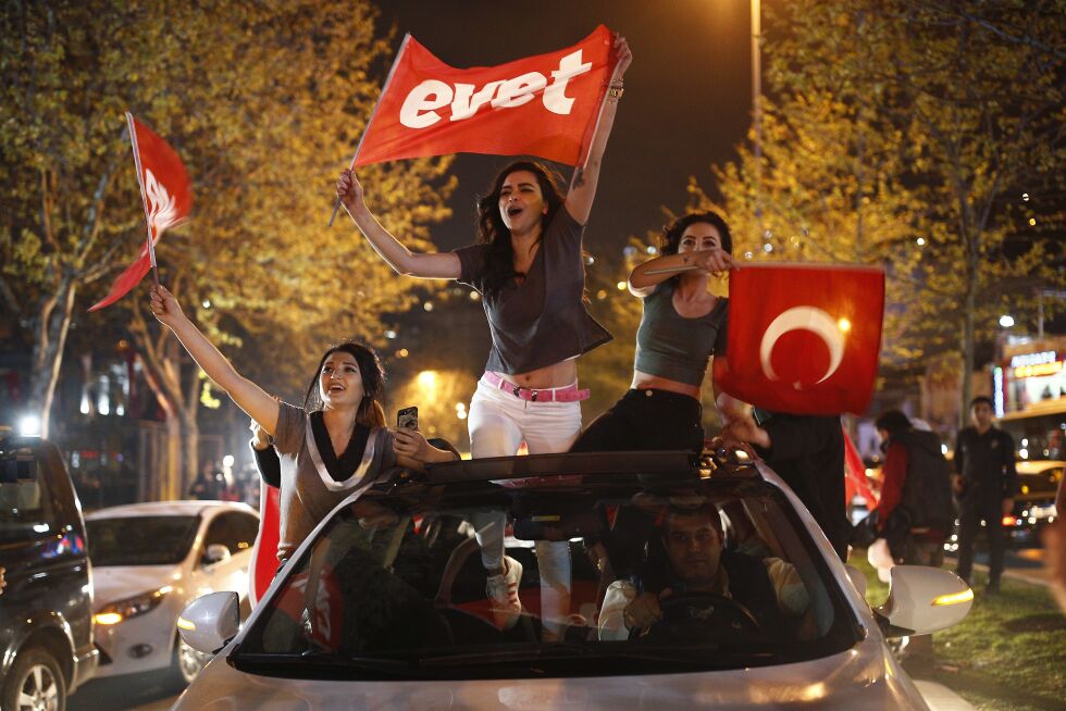 Tilhengere av president Recep Tayyip Erdogan feiret natt til mandag i gatene etter at det ble flertall i folkeavstemningen om grunnlovsendrinegr i landet.
 Foto: AP / NTB Scanpix