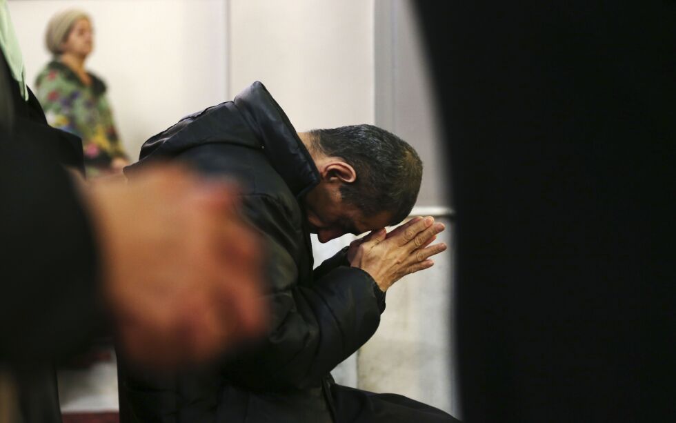 Iranere samlet til bønn i 2016. I dag er kun fire mindre menigheter igjen i Iran, og disse overvåkes strengt av myndighetene, opplyser Stefanusalliansen. Illustrasjonsbilde.
 Foto: Vahid Salemi/Ap/NTB