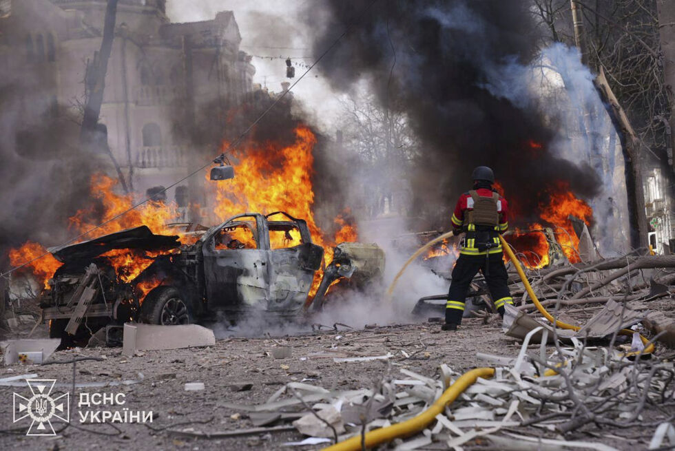 Brannvesenet jobber med å slokke en brann etter det russiske rakettangrepet mot Sumy søndag.
 Foto: Ukrainas statlige nødetater via AP / NTB