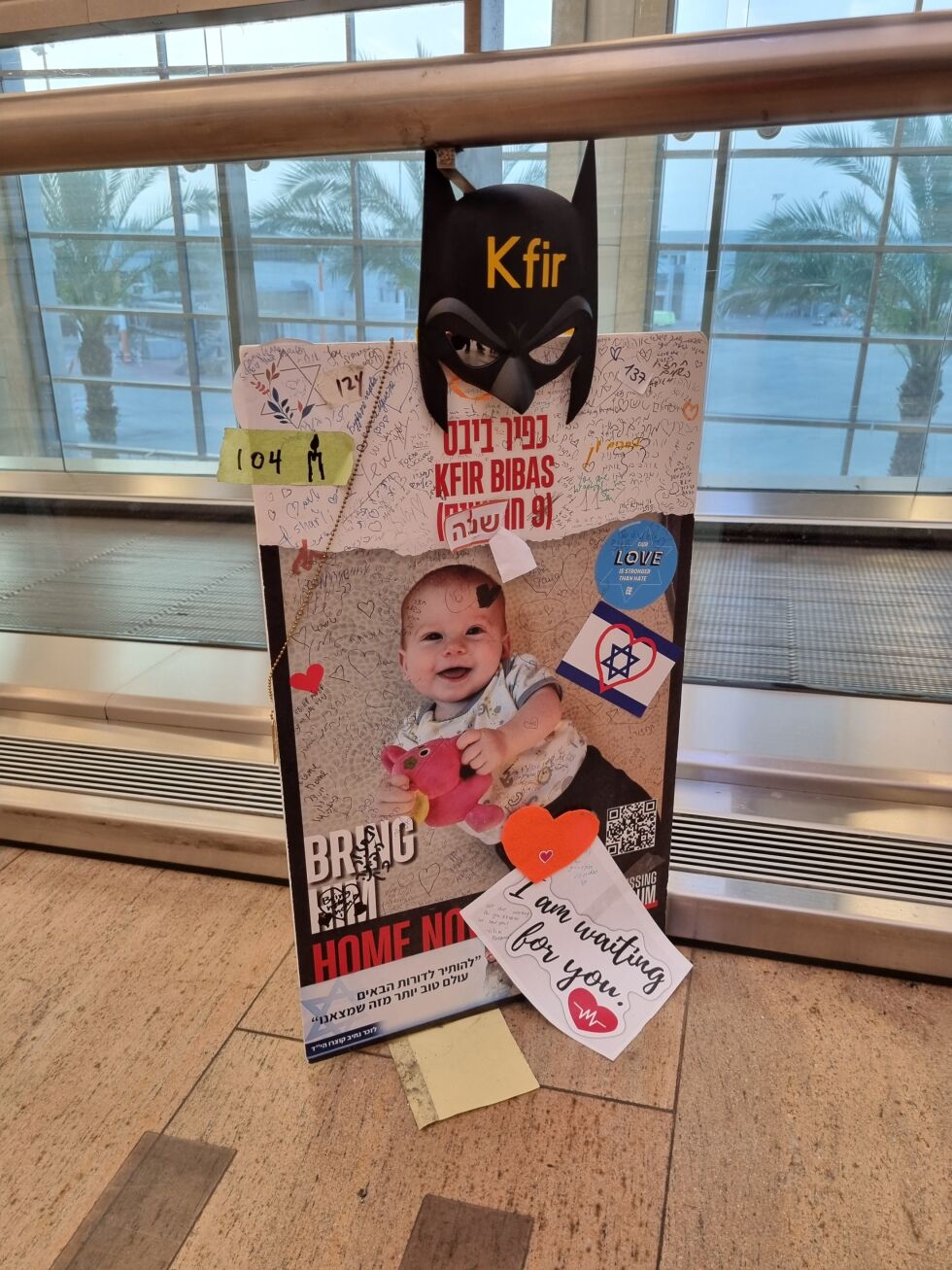 GISLENE: Bring dem hjem, står det på plakaten med babyen Kfir som fremdeles er gissel i Gaza.
 Foto: Privat