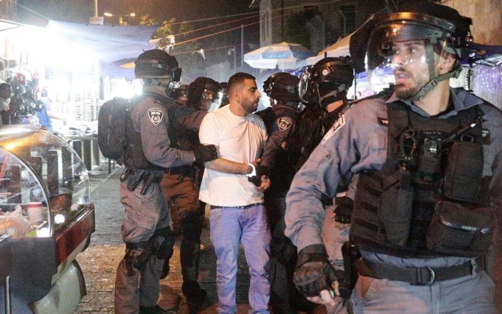 Styrker fra det israelske politiet arresterer en muslims opprører i Jerusalem.
 Foto: Shalev Shalom/TPS