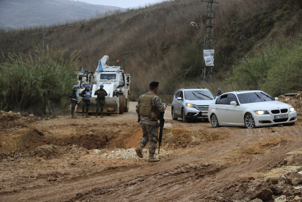Bilister kjører forbi et krater mens libanesiske soldater og UNIFIL fredsbevarende styrker sikrer området i Khardali, Sør-Libanon.
 Foto: NTB/AP Photo/Mohammed Zaatari