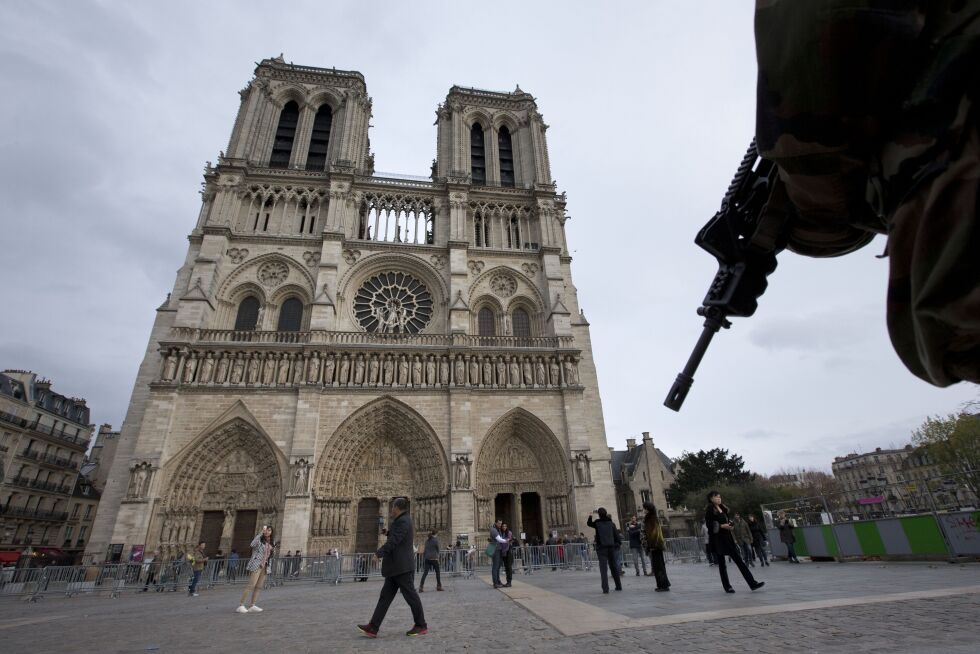 terrorberedskap: Beredskapen er hevet i Frankrike og militære utplassert i stort antall for å bevokte skoler, kirker og synagoger etter de brutale drapene inne i Notre Dame-katedralen forrige uke. Det skal ha vært utført 215 terrorhandlinger i Frankrike siden angrepet mot Charlie Hebdo i 2015.
 Foto: NTB