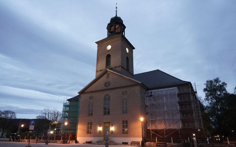 Kongsberg kirke holder dørene åpne fra klokka ni torsdag morgen.
 Foto: Terje Pedersen / NTB