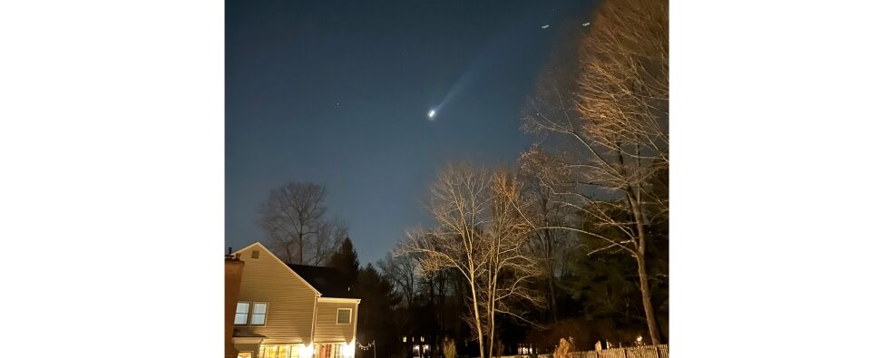 Dette bildet levert av Brian Glenn viser det som ser ut til å være flere droner som flyr over New Jersey, torsdag 5. desember 2024.
 Foto: NTB/AP