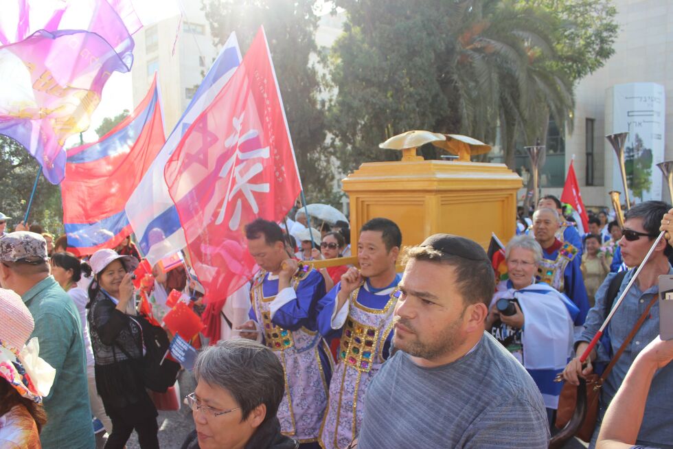 jerusalem: Kinesere bærer «paktens ark» i Jerusalem-marsjen.
 Foto: Finn Jarle Sæle