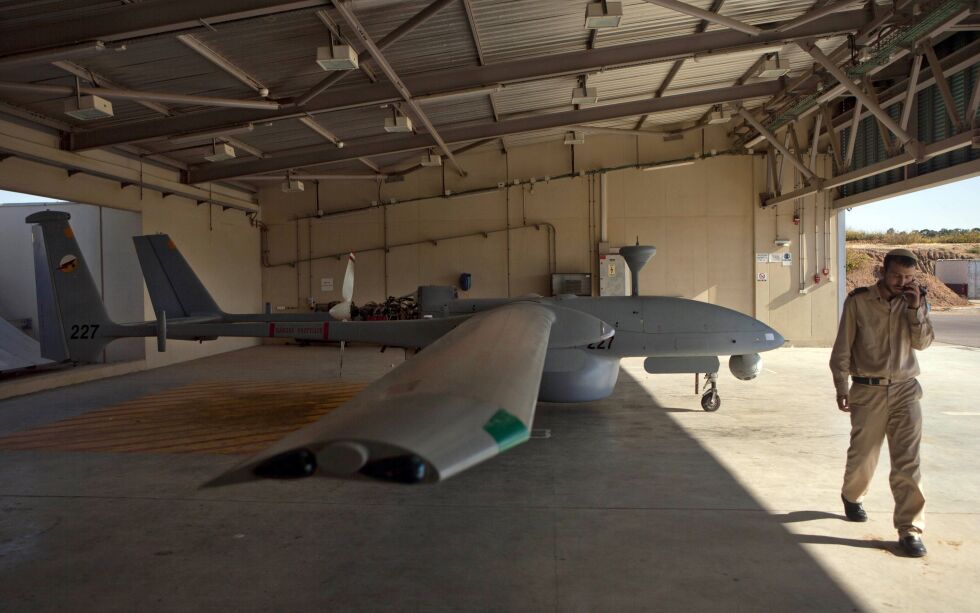 Israel Aerospace Industries sitt Heron (Machatz-1) er et ubemannet fly som kan fly. Det er i stand til å operere med opptil 52 timers varighet opp til 10,5 km og 35.000 fot. Det har klart 52 timers kontinuerlig flytur, men den effektive operative maksimale flyvarigheten er mindre, i henhold til nyttelast og flyprofil.
Foto: Dan Balilty / NTB