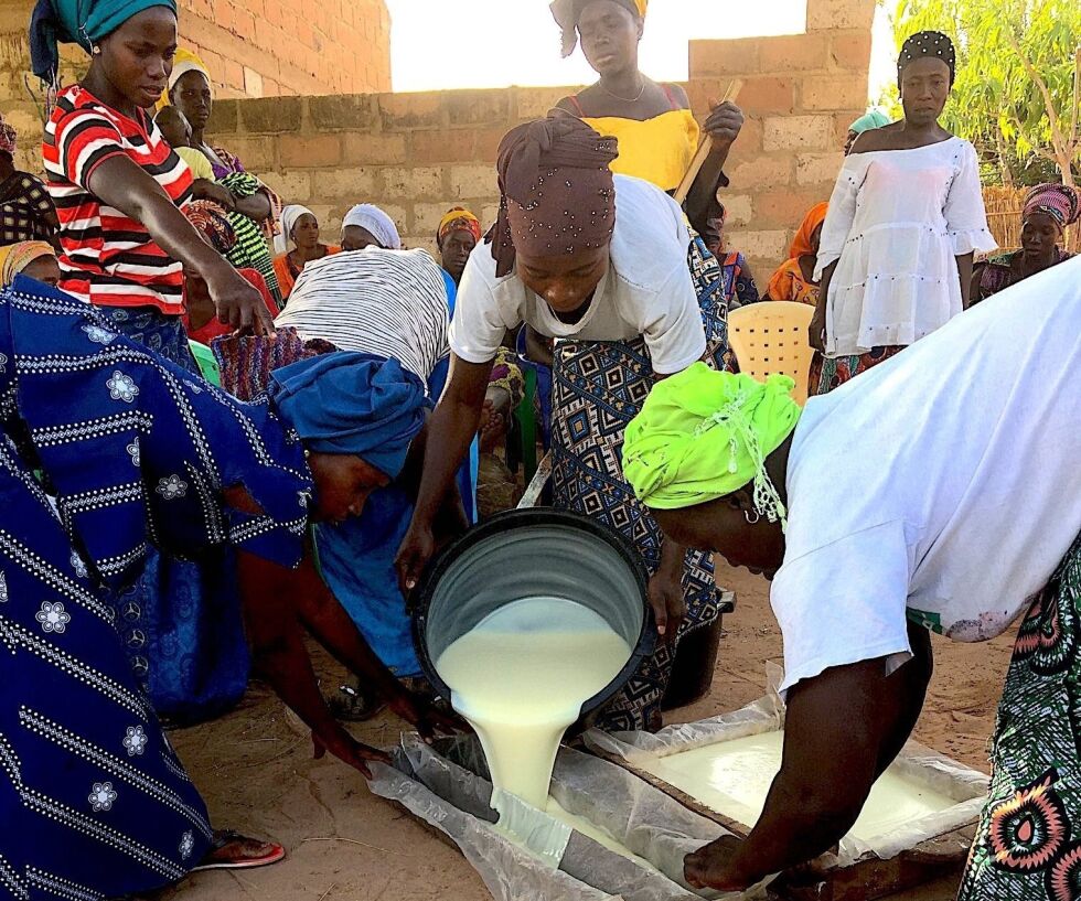 Kvinner i Senegal bidrar til bekjempelsen av koronapandemien med å produsere såpe og munnbind.
 Foto: Herdis Heimdal / Lys over land.