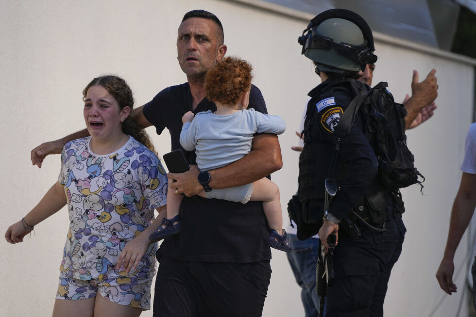 Familie i Ashkelon evakueres under angrepene fra Hamas lørdag 7. oktober 2023.
 Foto: AP Photo/Tsafrir Abayov/NTB.
