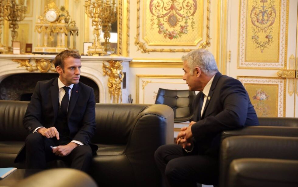 Israels utenriksminister Yair Lapid (til høyre) møtte Frankrikes president Emmanuel Macron. Lapid snakket blant annet om trusselen fra Iran og hvor nødvendig det er at verdens nasjoner viser styrke mot det islamistiske regimet.
 Foto: Quentin Crestinu / TPS