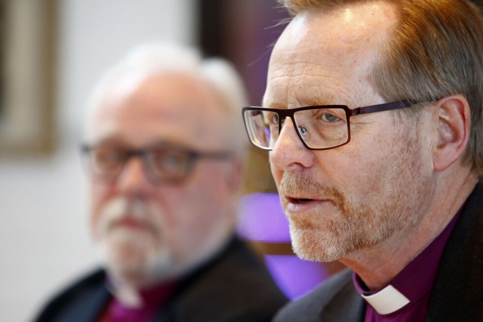 Biskop Halvor Nordhaug i Bjørgvin (t.h.) er sterk motstander av aktiv dødshjelp. 46 prosent av medlemmer i Den norske kirke er for. Foto: Håkon Mosvold Larsen / NTB scanpix