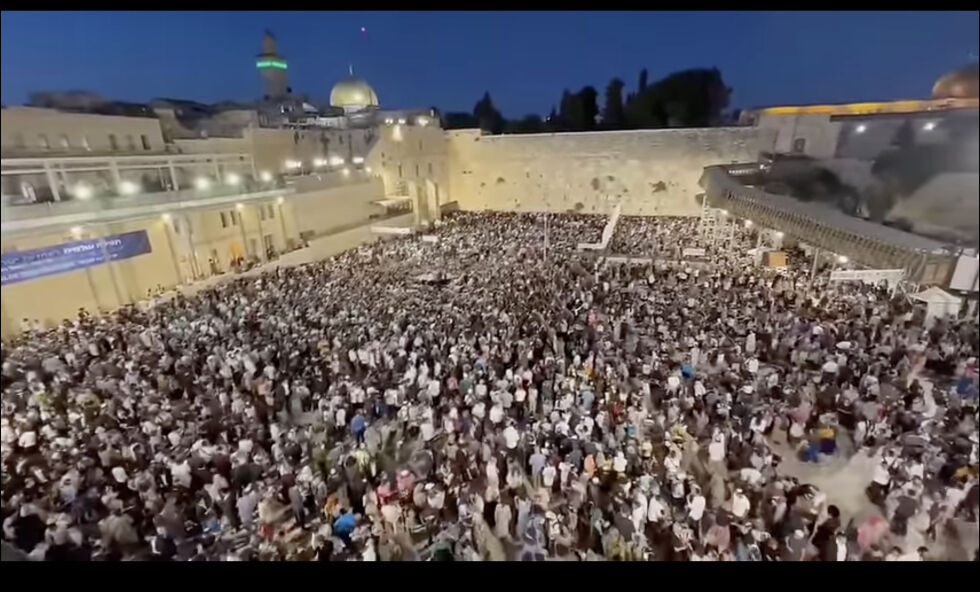 Tusenvis samlet seg i bønn ved Vestmuren (Kotel) i fobindelse med Tisha B'Av, dagen som skal minne om Jerusalems fall.
 Foto: Skjermdump: Video Arutz Sheva