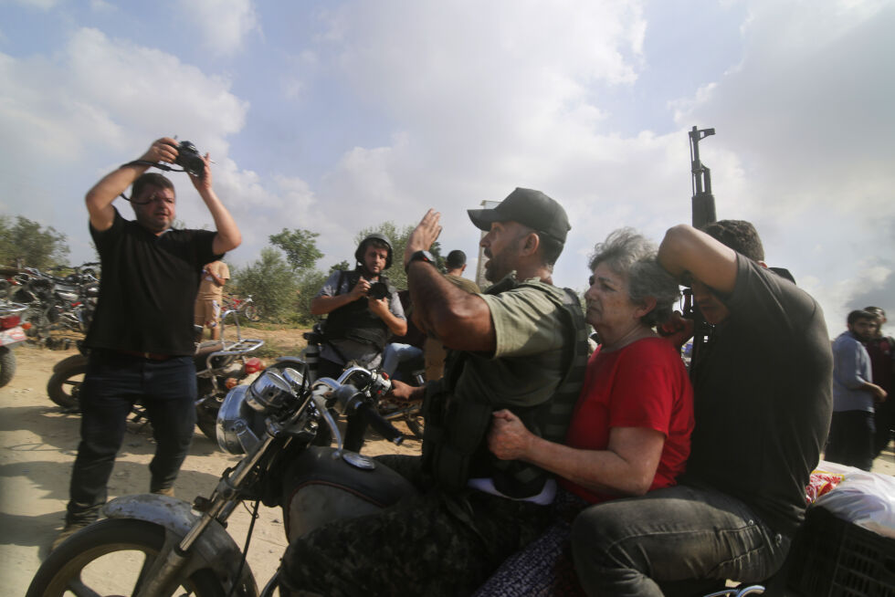 Palestinske terrorister bortfører Adina Moshe, fra sitt hjem i Kibbutz Nir Oz til Gazastripen 7. oktober 2023.
 Foto: AP Photo, Arkiv/NTB.