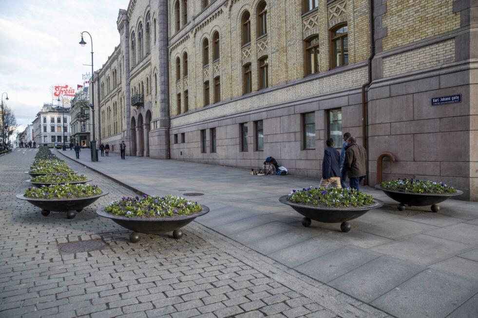 TerrorSperring: Store blomsterbed fungerer som fysiske hindringer på langsiden av Stortinget i Karl Johans gate i Oslo.
 Foto: Håkon Mosvold Larsen / NTB scanpix