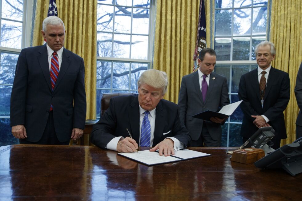 USAs president Donald Trump underskriver kanselleringen av en frihandelsavtale mellom USA og 12 stillehavsnasjoner mandag 23. januar, sin første dag på kontoret.
 Foto: NTB Scanpix