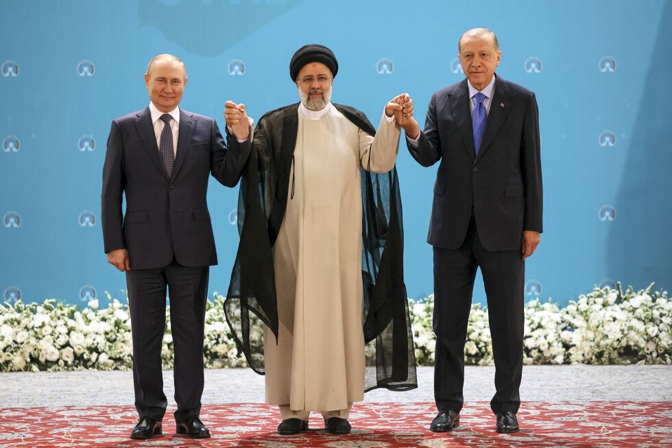 Russlands president Vladimir Putin, Irans president Ebrahim Raisi og Tyrkias president Recep Tayyip Erdogan poserer for et bilde før samtalene i Saadabad-palasset, i Teheran, Iran, 19. juli 2022.
 Foto: Sergej Savostjanov, Sputnik, Kreml via AP, arkiv/NTB.
