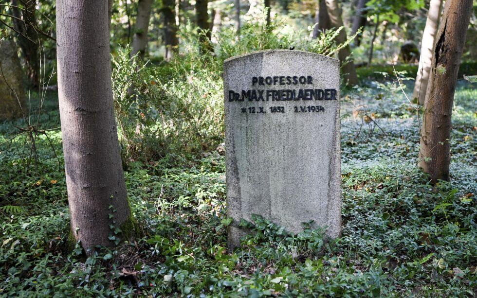 – Høyreekstremister har med fullt overlegg valgt en jødisk grav for å forstyrre freden til de døde, sier Berlins antisemittismekommissær Samuel Salzborn og ber om at mannen begraves et annet sted.
 Foto: Jens Kalaene / NTB / DPA / AP