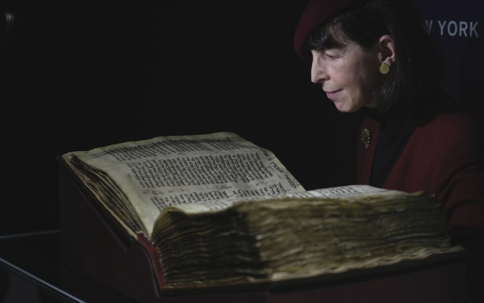 Den over 1000 år gamle og nesten fullstendige utgaven av den hebraiske bibelen, «Codex Sassoon», skal på auksjon i New York i mai. Nå er den på utstilling i Israel.
 Foto: NTB/AP/Kin Cheung