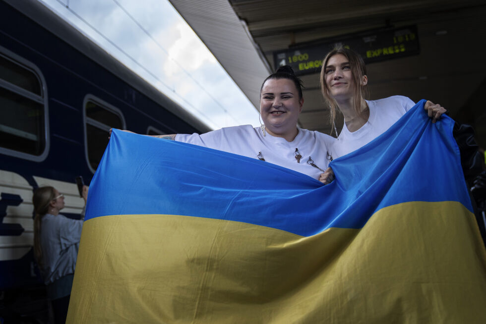 Slik så det ut da Ukrainas Eurovision-artister, alyona alyona og Jerry Heil (t.h.), reiste fra jernbanestasjonen i Kyiv med kurs for Sverige i forrige uke.
 Foto: Francisco Seco / AP / NTB