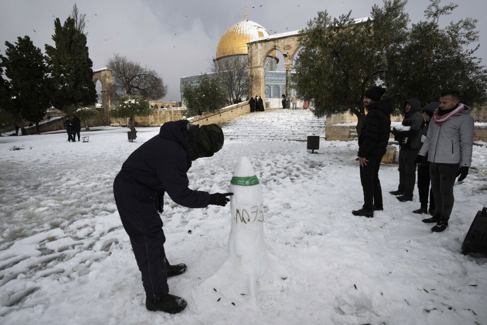 TERRORTRUSSEL: Denne palestinske mannen brukte snøværet til å bygge en visuell terrortrussel mot Israel på Tempelhøyden, en snøskulptur av en mellomdistanserakett som har vært brukt av Hamas til å angripe Tel Aviv.
 Foto: Mahmoud Illean / AP / NTB