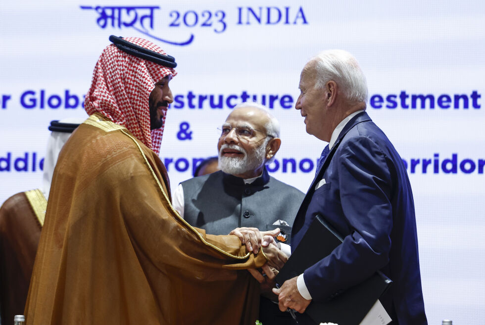 DIALOG: Saudi-Arabias kronprins Mohammed bin Salman (t.v), og USAs president Joe Biden (t.h) håndhilser i et møte i september 2023.
 Foto: NTB/AP/Evelyn Hockstein