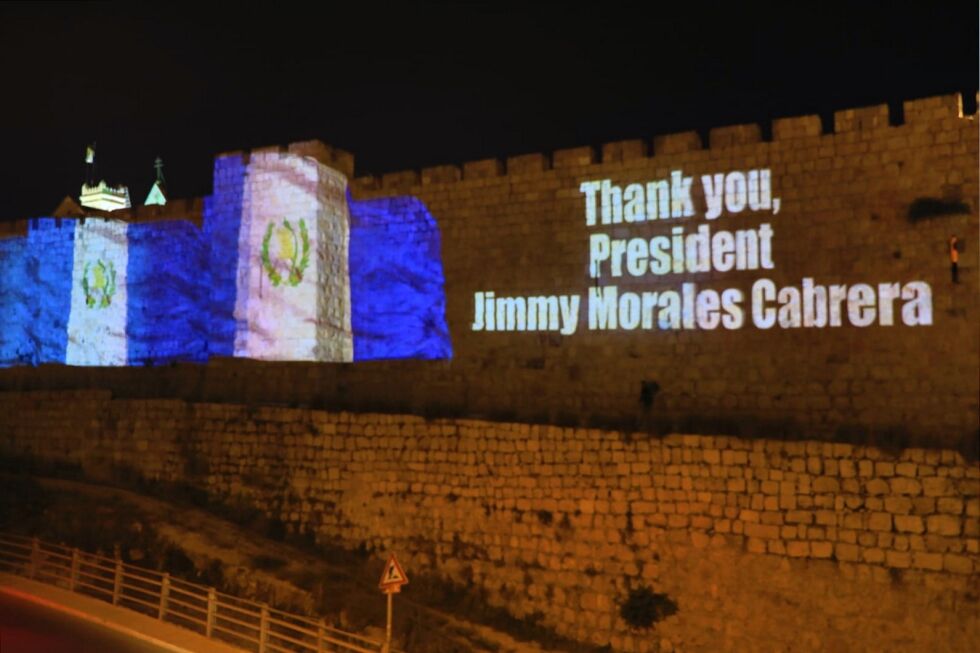 Jerusalems murar: Bilete av flagga til USA, Guatemala og Israel blei projisert på Jerusalems gamle bymurar natta før Guatemala blei det andre landet, etter USA, til å opne ambassade i Israels hovudstad.
 Foto: Edgar Asher