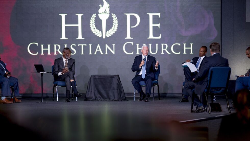 Visepresident Mike Pence snakket med samfunnsledere og menighetsledere under et forum i  Hope Christian Church fredag 5. juni.
 Foto: Andrew Harnik/NTB Scanpix