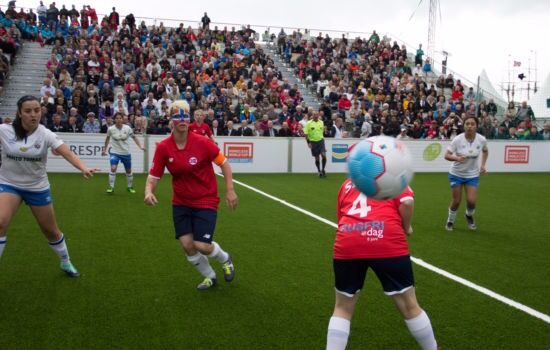 Fotball og fest med gatas folk