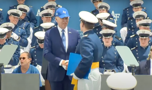 Joe Biden falt under seremoni